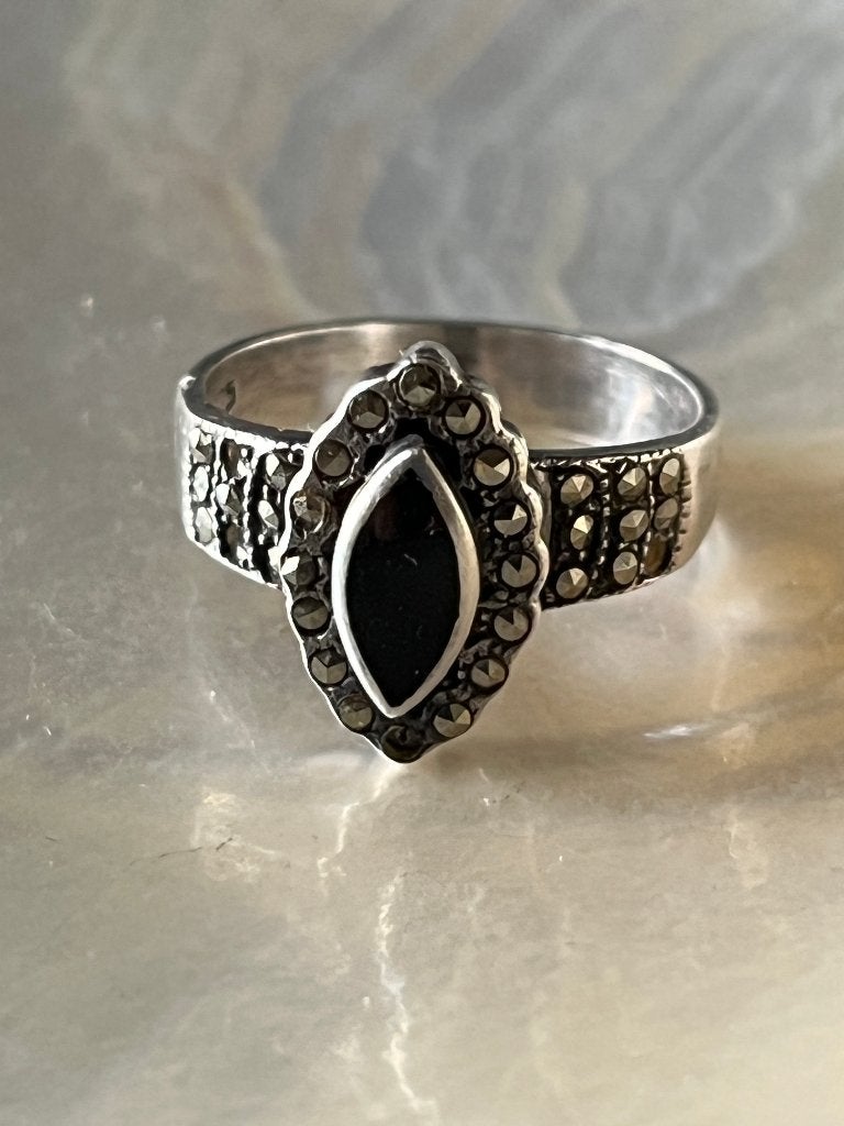 Mooie zilveren ring : zwart met markasietjes, Sieraden, Tassen en Uiterlijk, Antieke sieraden, Ophalen of Verzenden, Zilver, Ring