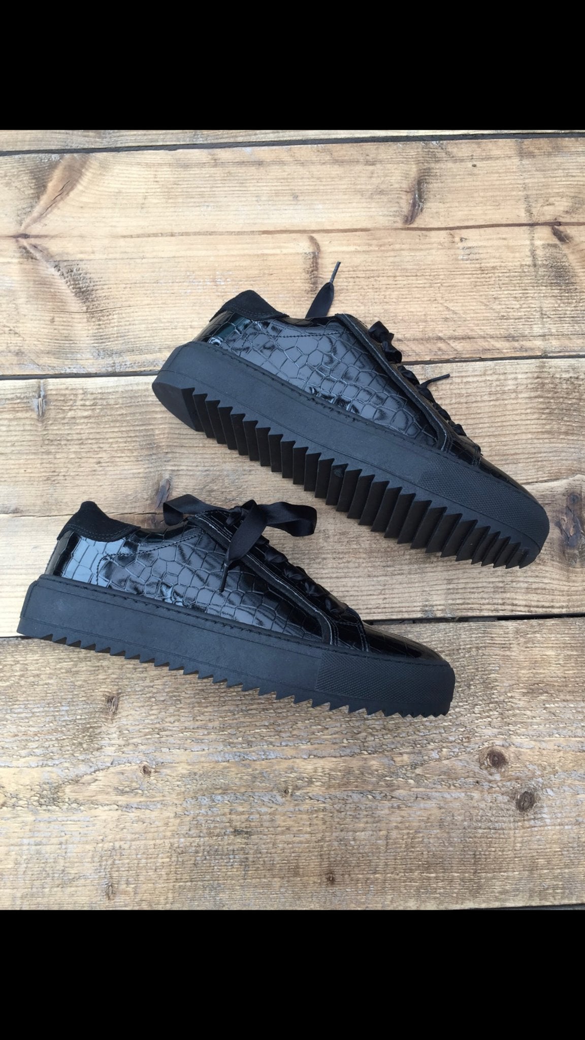 Zwarte sneakers met krokodillenprint en lintveters, Kleding | Dames, Schoenen, Ophalen of Verzenden, Nieuw, Zwart, Sneakers of Gympen