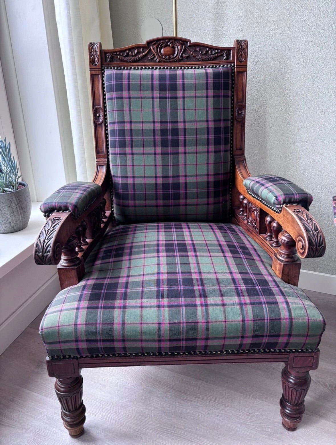 Antieke stoel met gesneden houtwerk en ruite bekleding, Huis en Inrichting, Fauteuils, Gebruikt, 50 tot 75 cm, Hout, Antiek