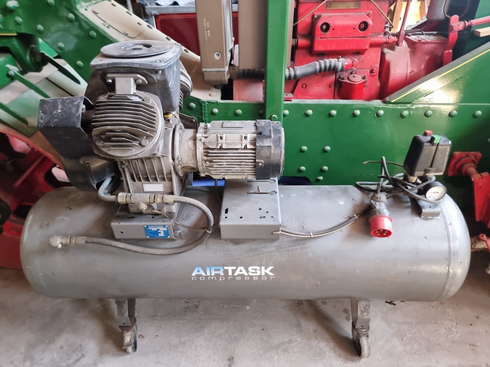 Airtask 2-cilinder compressor, 250L, 10 bar, 380V, Doe-het-zelf en Verbouw, 100 liter of meer, Ophalen, Gebruikt, 200 tot 400 liter/min