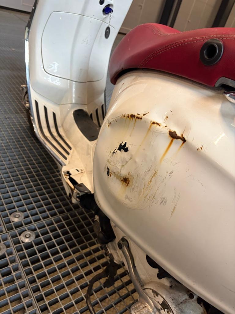 Vespa Sprint 4T 25km/u - Opknapper met roest en schade, Fietsen en Brommers, Scooters | Vespa, Gebruikt, Overige modellen, Maximaal 25 km/u