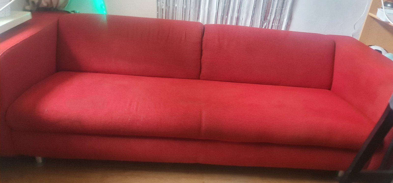 Comfortabele rode driepersoonsbank gebruikt, Ophalen, Gebruikt, 150 tot 200 cm, Driepersoons