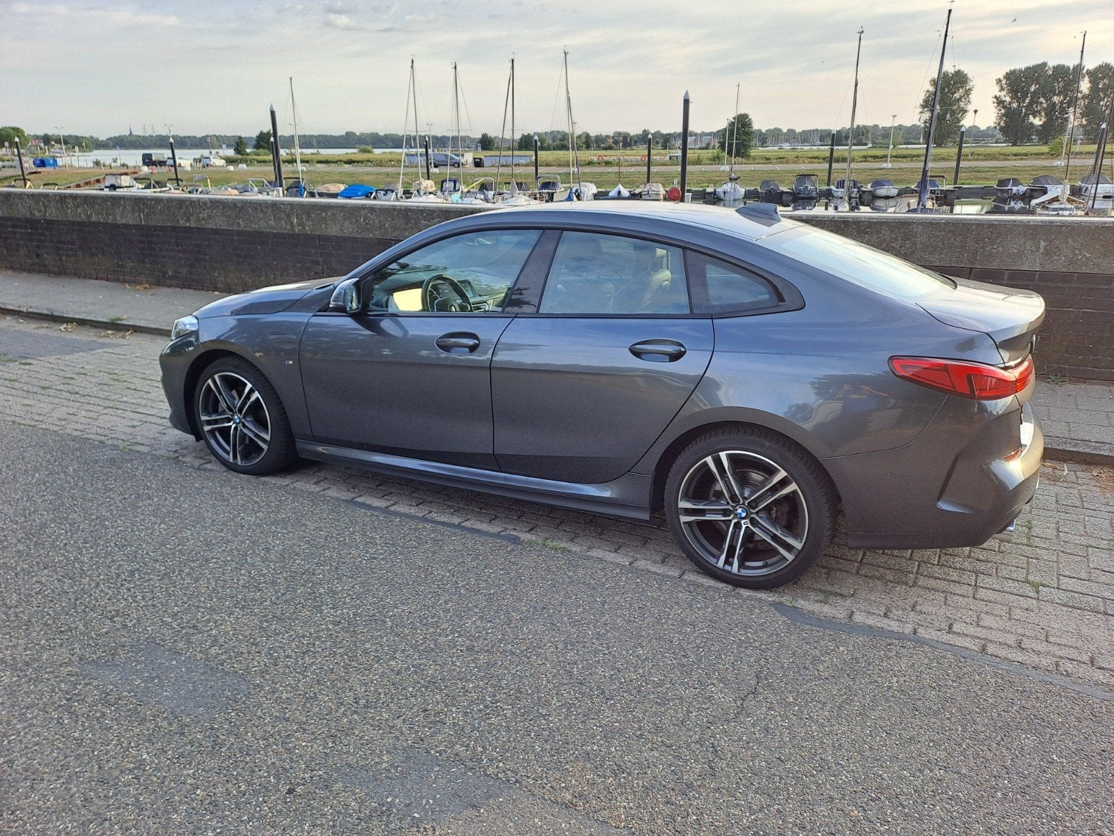 BMW 2-Serie Gran Coupé 218i 136pk Aut 2021 Grijs, Auto's, 136 pk, Zwart, 1350 kg, Particulier
