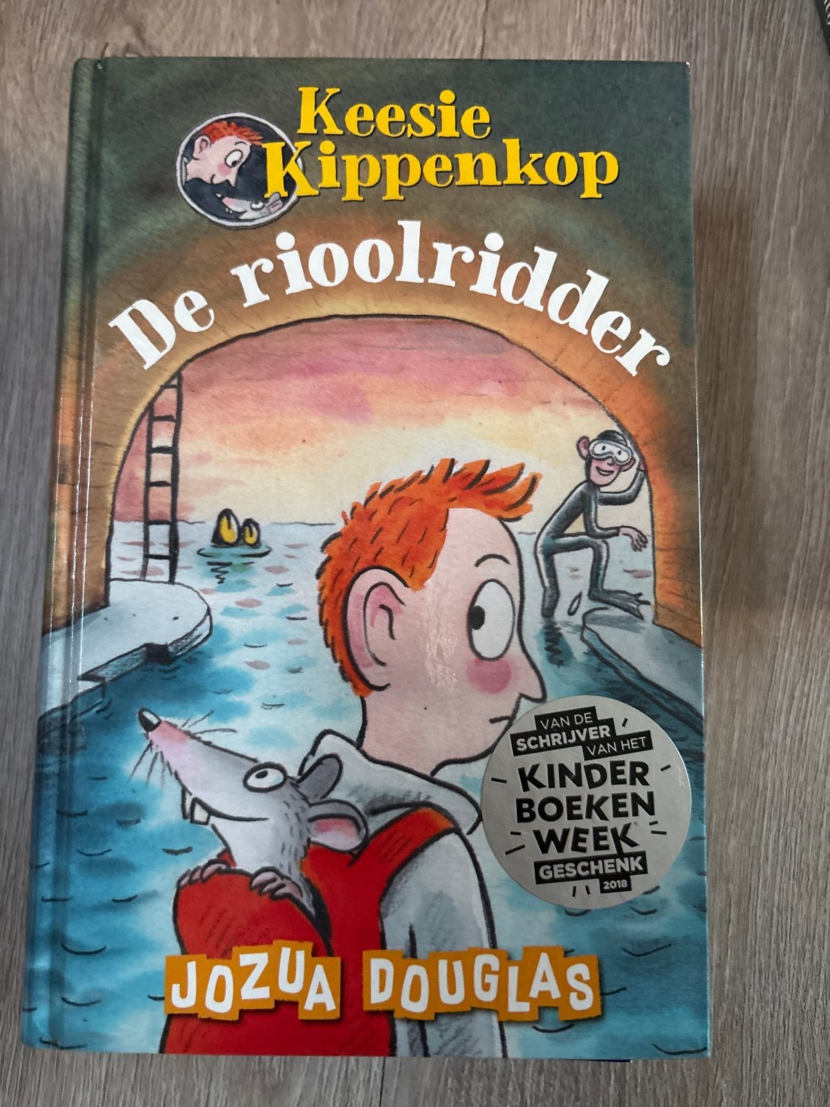 Keesie Kippenkop: De rioolridder - Jozua Douglas, Ophalen of Verzenden, Zo goed als nieuw, Fictie