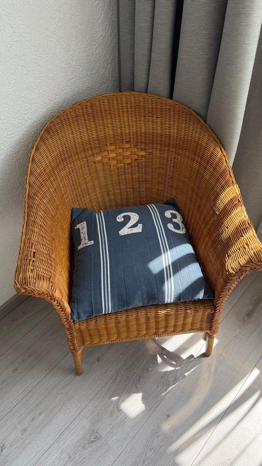Rotan stoel met kussen, Huis en Inrichting, Stoelen, Ophalen, Gebruikt, Bruin, Riet of Rotan