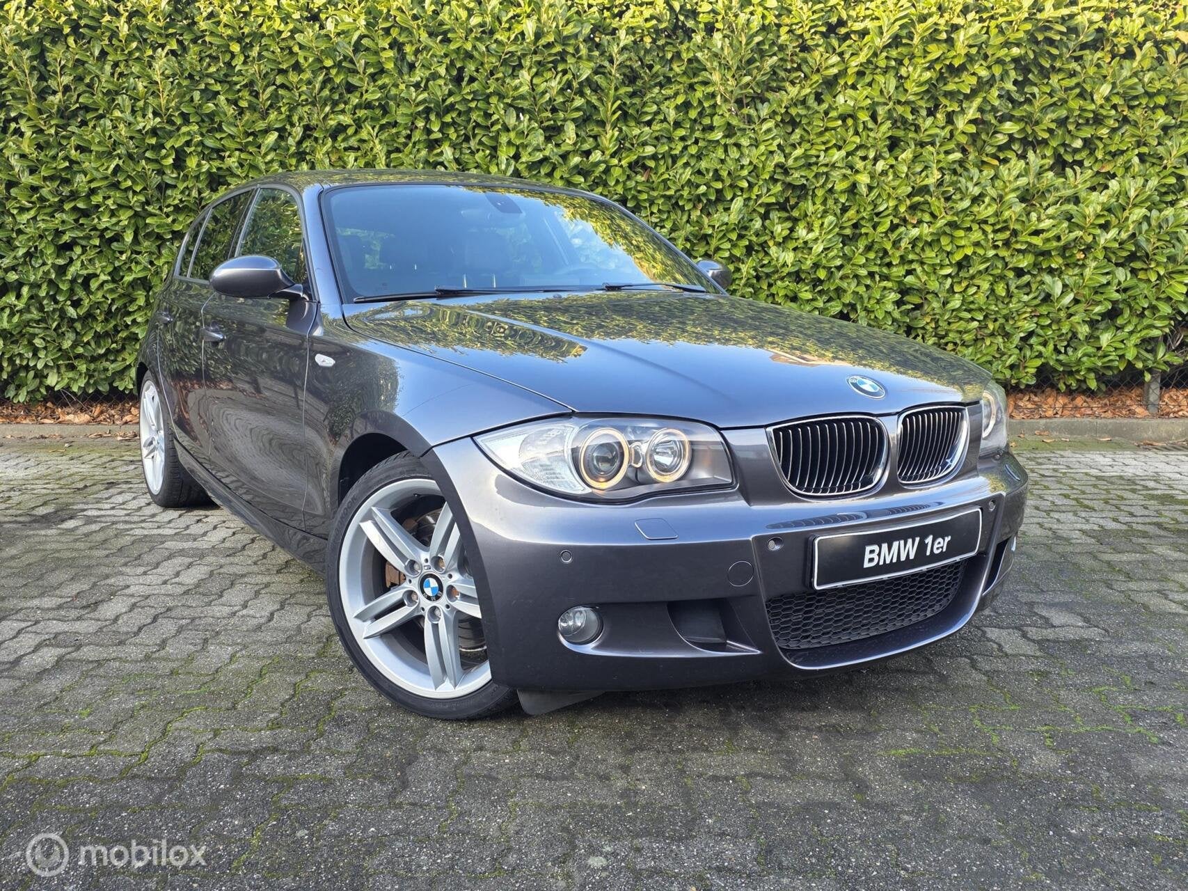 BMW 1-serie 130i High Ex.|Nieuwstaat|Aktiv|XHP|Memory|Logic7, Achterwielaandrijving, Gebruikt, Zwart, 1350 kg