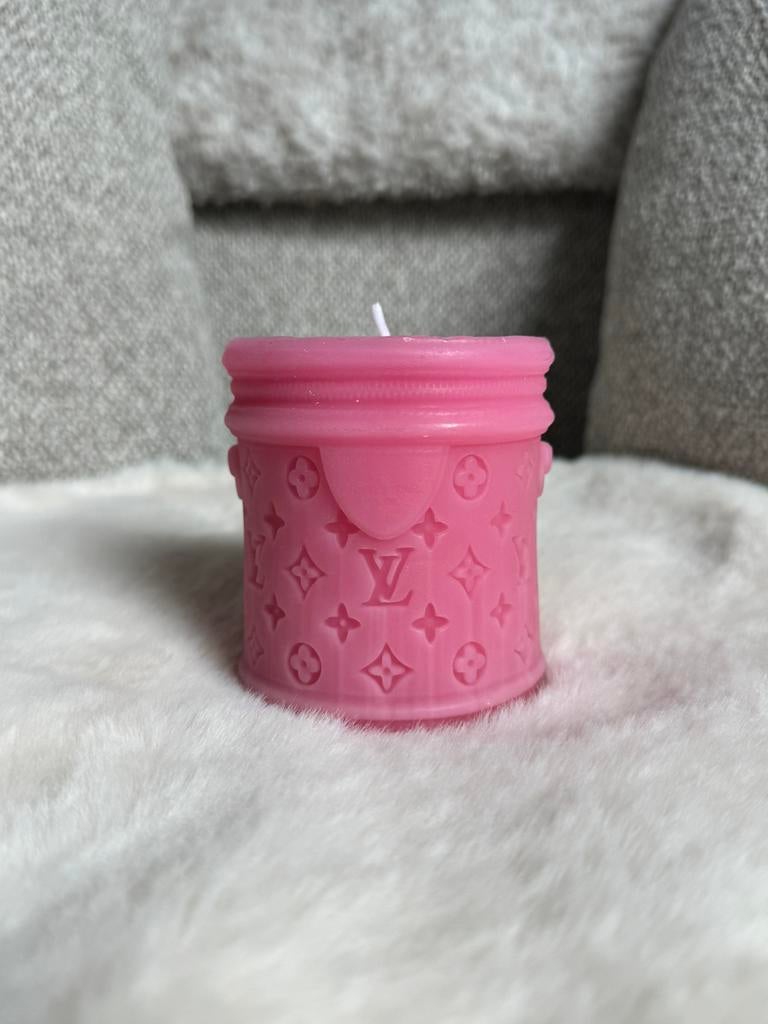 Luxe Lv kaars | Roze, Huis en Inrichting, Woonaccessoires | Kandelaars en Kaarsen, Overige materialen, Overige kleuren, Nieuw