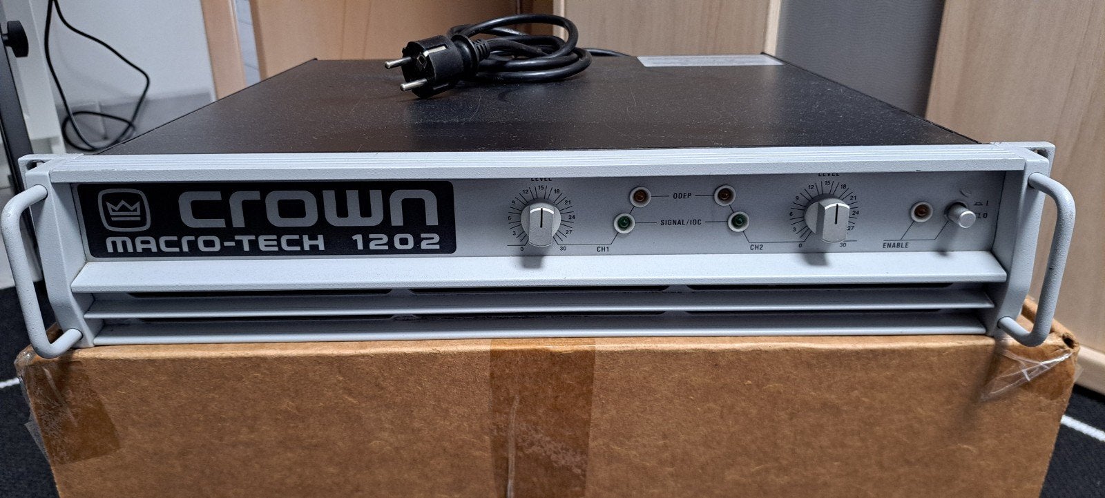 Crown Macro-Tech 1202 Professionele Stereo Eindversterker, Overige merken, Ophalen of Verzenden, Zo goed als nieuw, 120 watt of meer