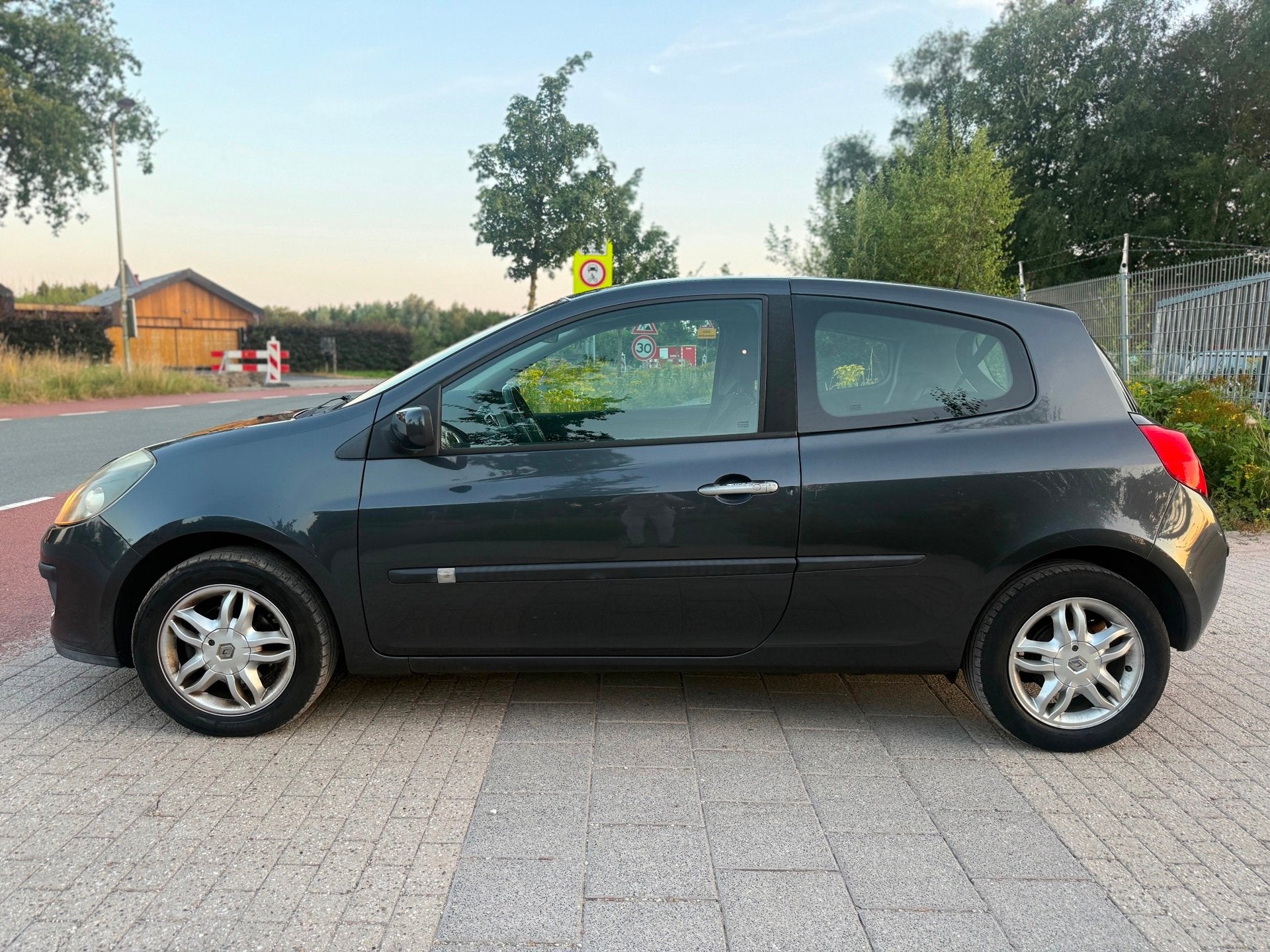 Renault Clio 1.4-16V Dynamique Luxe Airco Elekpakket Koopje, Auto's, Voorwielaandrijving, Gebruikt, 4 cilinders, Handgeschakeld