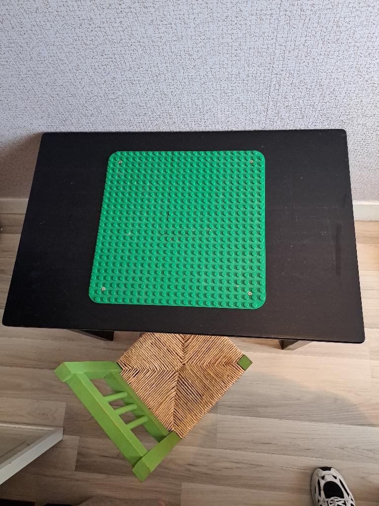 Tafeltje met duploplaat, stoeltje en duplo in bak, Kinderen en Baby's, Kinderkamer | Tafels en Stoelen, Ophalen, Gebruikt, Tafel(s) en Stoel(en)