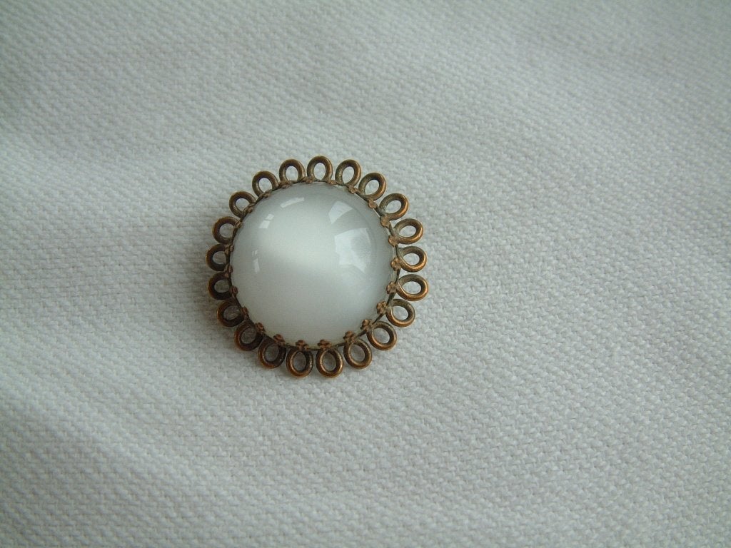 Ronde broche met steen wit met parelmoer glans ca jaren 50, Ophalen of Verzenden, Overige materialen, Broche
