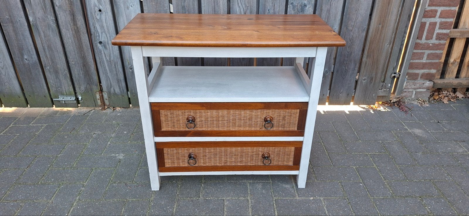 Houten bijzettafel met lades en rieten fronten, Huis en Inrichting, Ophalen, Gebruikt, 75 cm of meer, 60 cm of meer