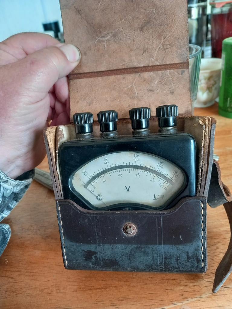 Oude werkende voltmeter in leren kast, Ophalen of Verzenden