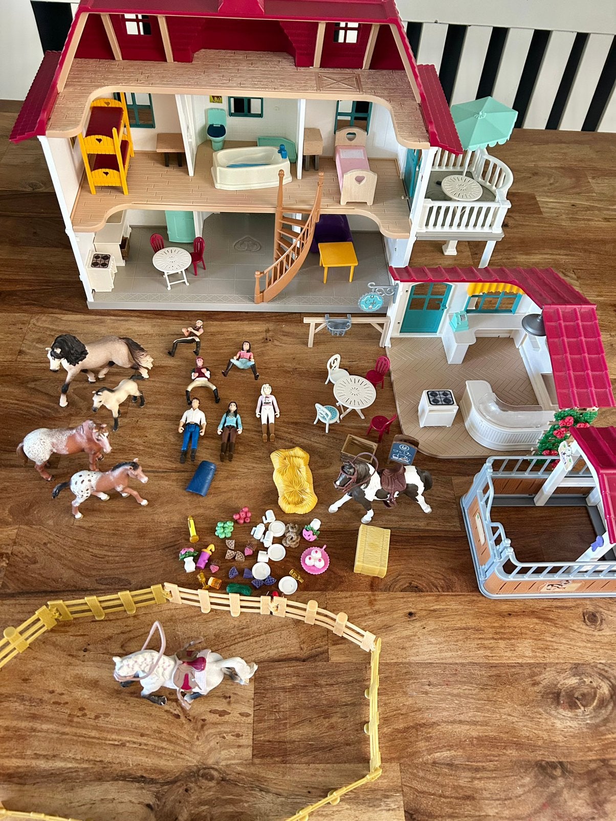 Schleich huis stal cafe paarden veulen poppetjes ruiters, Ophalen of Verzenden, Gebruikt