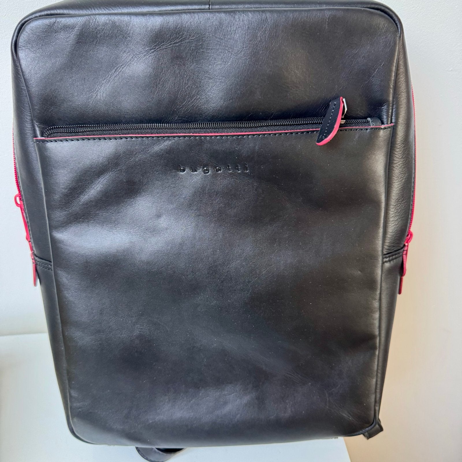 Zwarte leren rugtas met rode bies bugatti office, Overige merken, 25 tot 40 cm, Ophalen of Verzenden, Zo goed als nieuw
