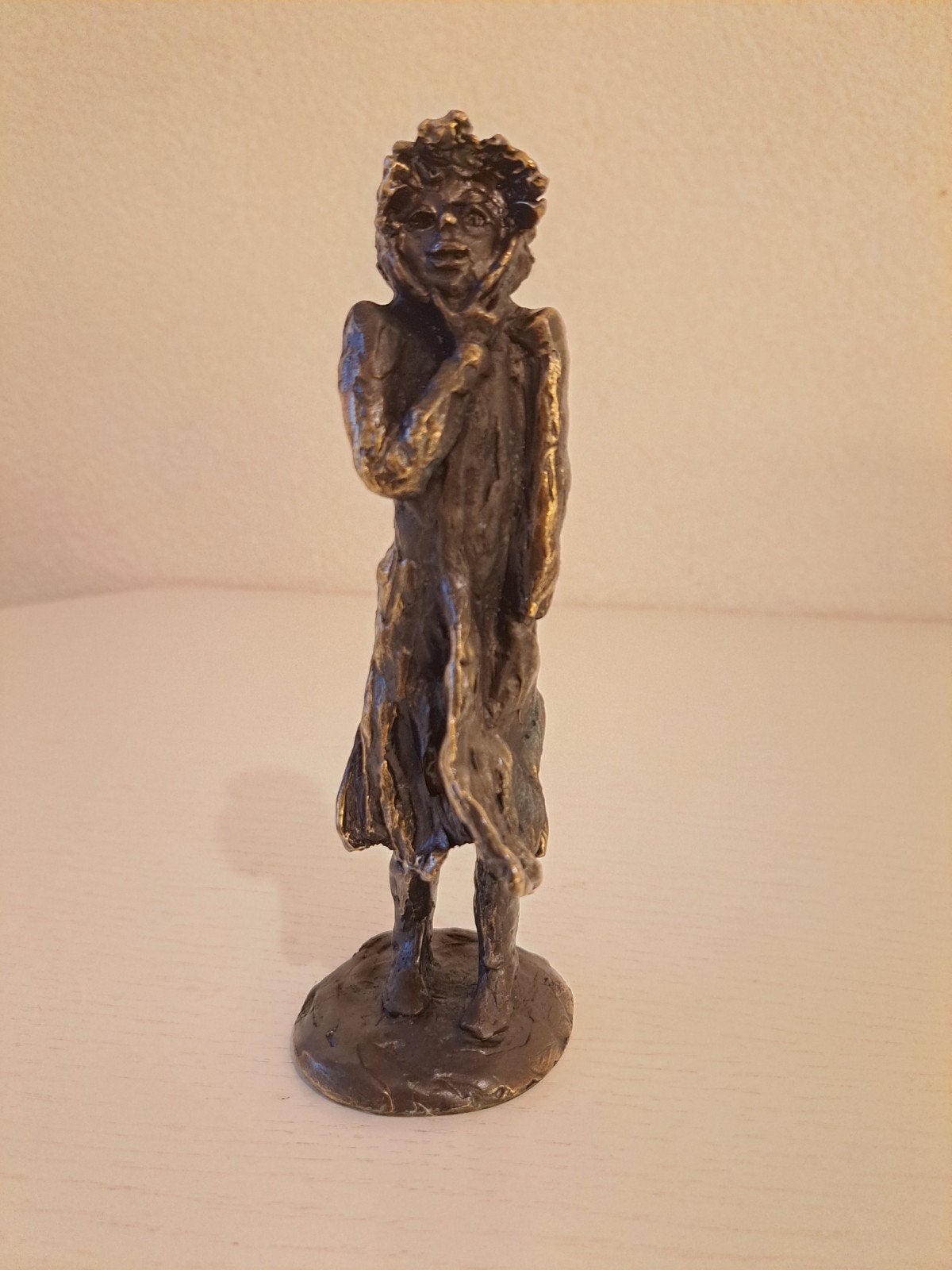 Bronzen sculptuur winderige figuur van Astrid Veldhuyzen-Kop, Ophalen, Minder dan 20 cm, Brons, Beeld