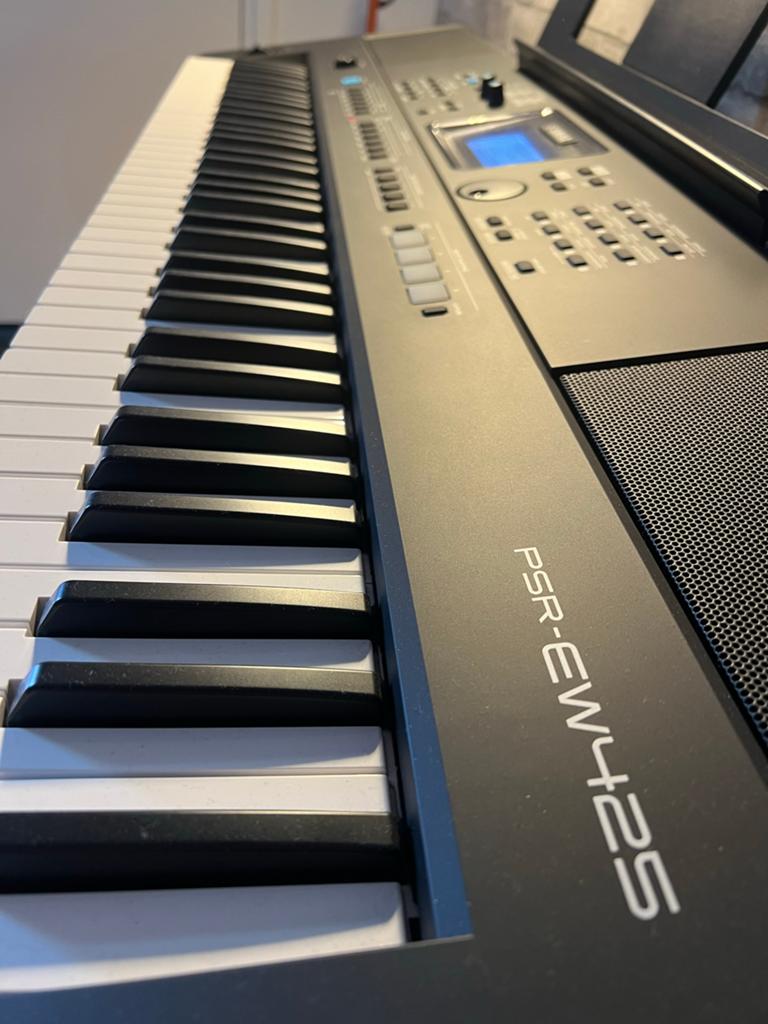 Yamaha PSR-EW425 Keyboard - Zo goed als nieuw, Muziek en Instrumenten, Keyboards, Ophalen, Yamaha, Zo goed als nieuw, Aanslaggevoelig