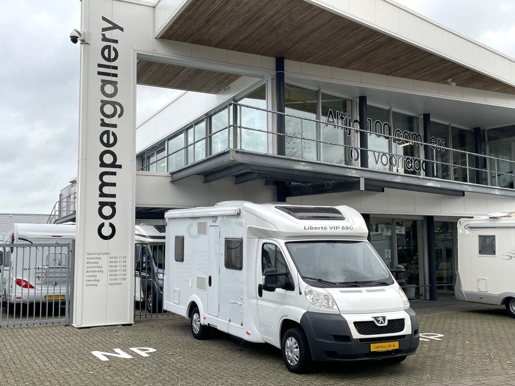 Carado Capron Liberté VIP 690 VIP FRANSBED+HEFBED DAKAIRCO, Caravans en Kamperen, Overige brandstoffen, 6 tot 7 meter, Bedrijf