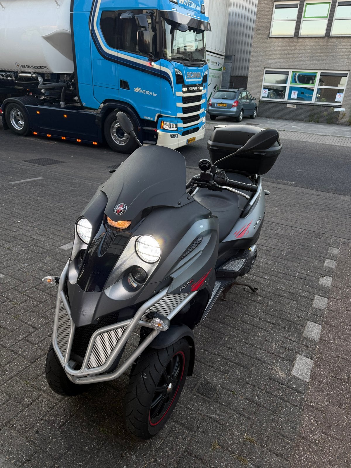 Gilera Fuoco 500 (2013) | 32.844 km | Akrapovič | Topkoffer, Motoren, Occasion, ABS, Minimaal motorrijbewijs A2, Automaat