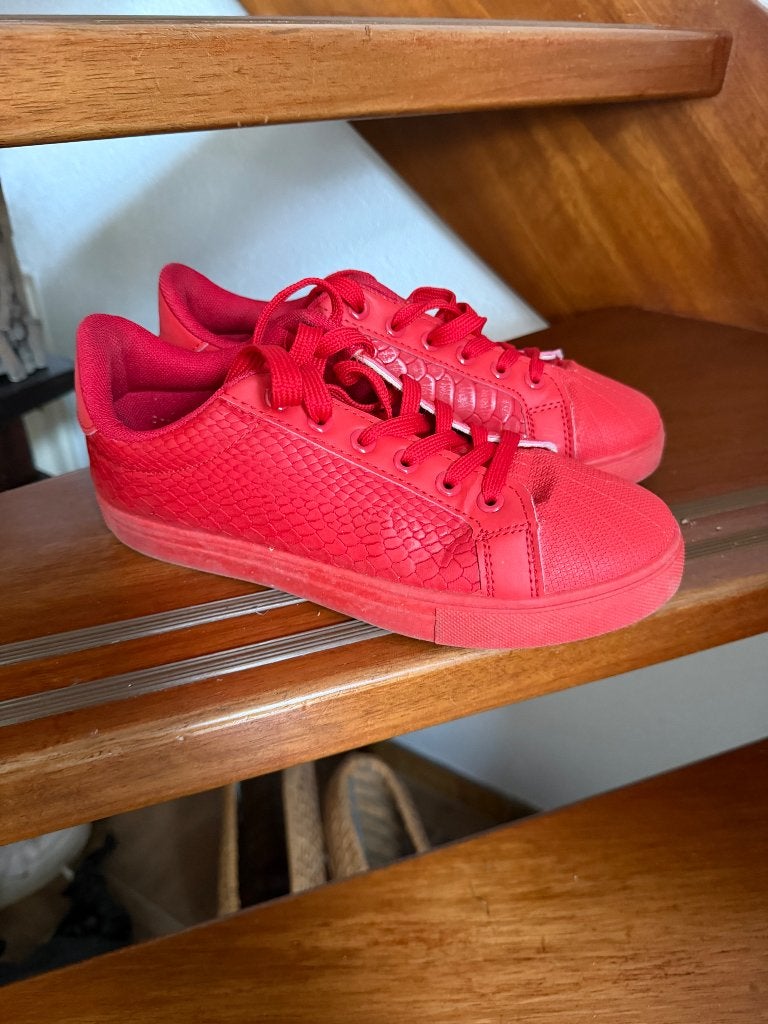 Schoenen, Ophalen of Verzenden, Sneakers of Gympen, Gedragen, Rood