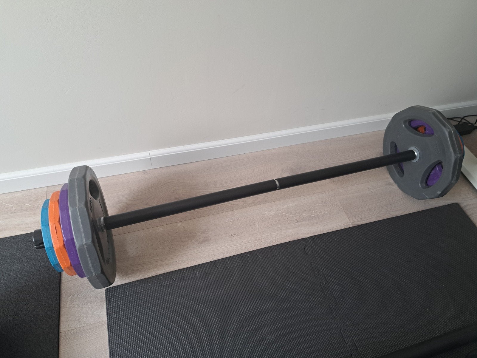Basic-Fit Halterstang met Gewichten - Perfect voor Thuis, Sport en Fitness, Fitnessmaterialen, Ophalen, Gebruikt, Rug, Halterset