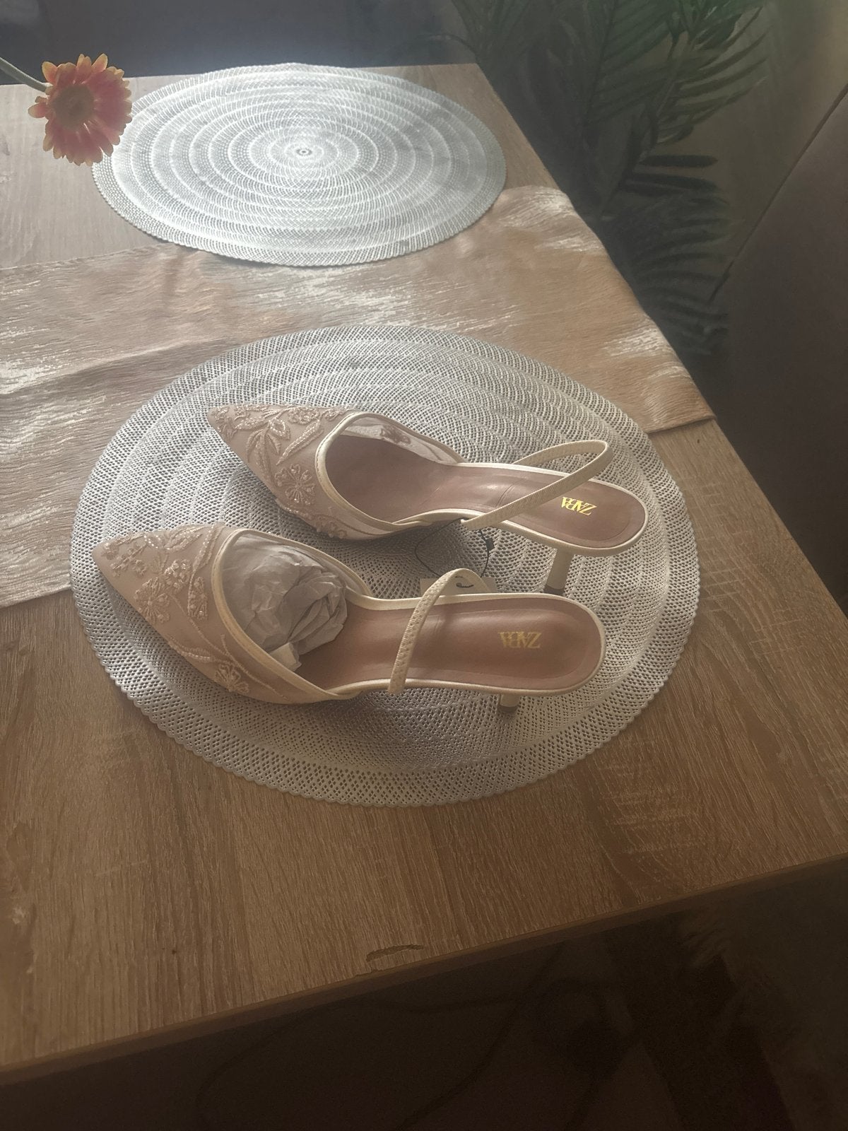 Zara hakken, Ophalen of Verzenden, Nieuw, Beige, Schoenen met lage hakken