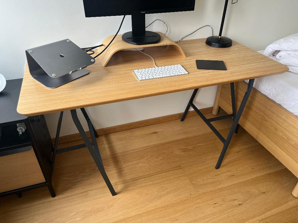 KEA HILVER Bamboe Bureau (140x65 cm) + LERBERG Schragen, Ophalen, Gebruikt, 65 cm, Bruin