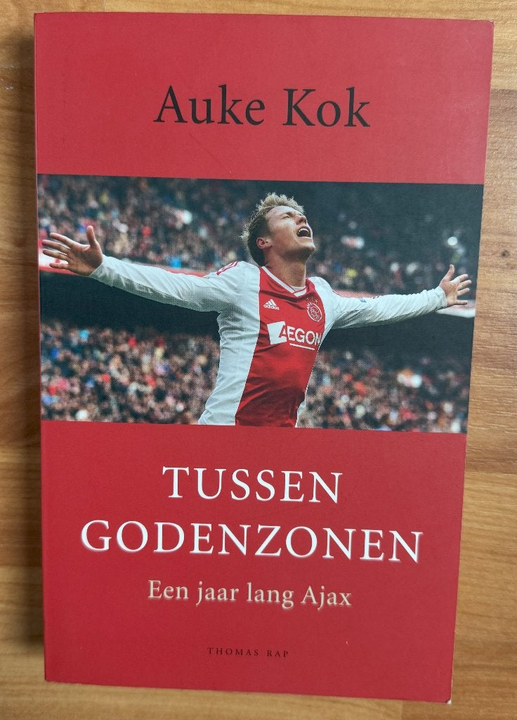 Auke Kok - Tussen Godenzonen, een jaar lang Ajax, Ophalen of Verzenden, Gebruikt, Ajax, Boek of Tijdschrift