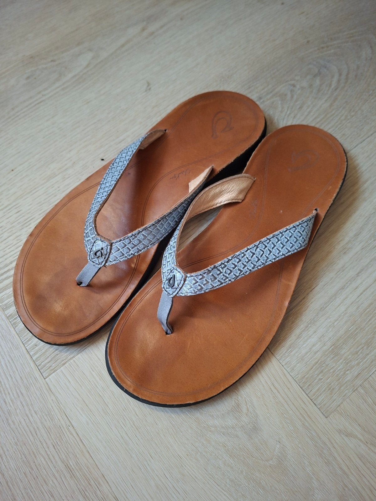 OluKai slippers maat 41 (vallen als 42), Ophalen of Verzenden, Zo goed als nieuw