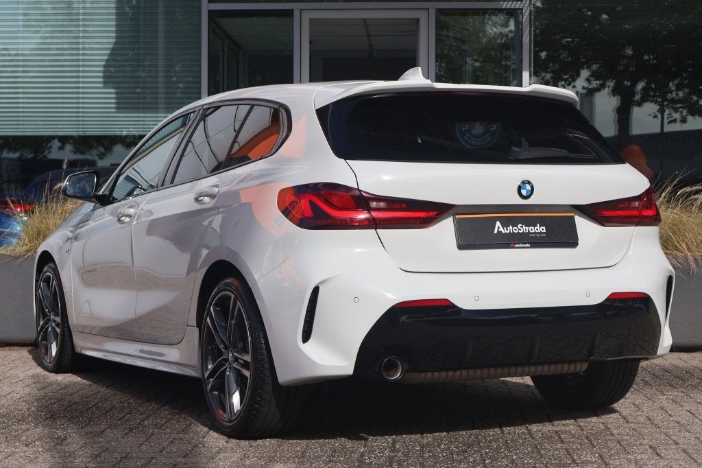 BMW 1-Serie (f40) 118i M-Sport 136pk | LED | Cruise | Climat, Auto's, Dealer onderhouden, 136 pk, Gebruikt, Wit