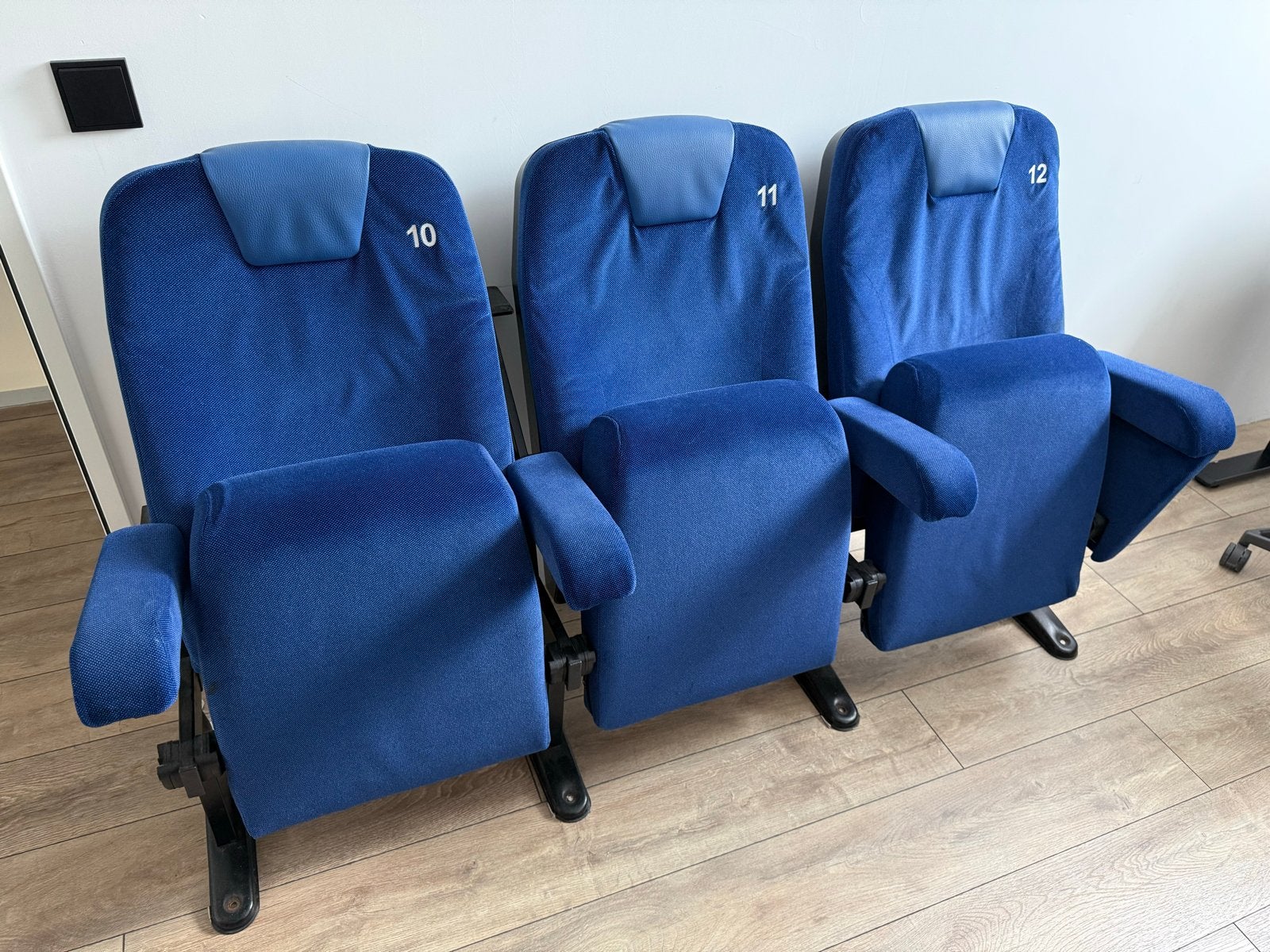 3 bioscoopstoelen - nummer 10, 11, 12 - goede staat!, Huis en Inrichting, Stoelen, Ophalen, Drie, Blauw, Zo goed als nieuw