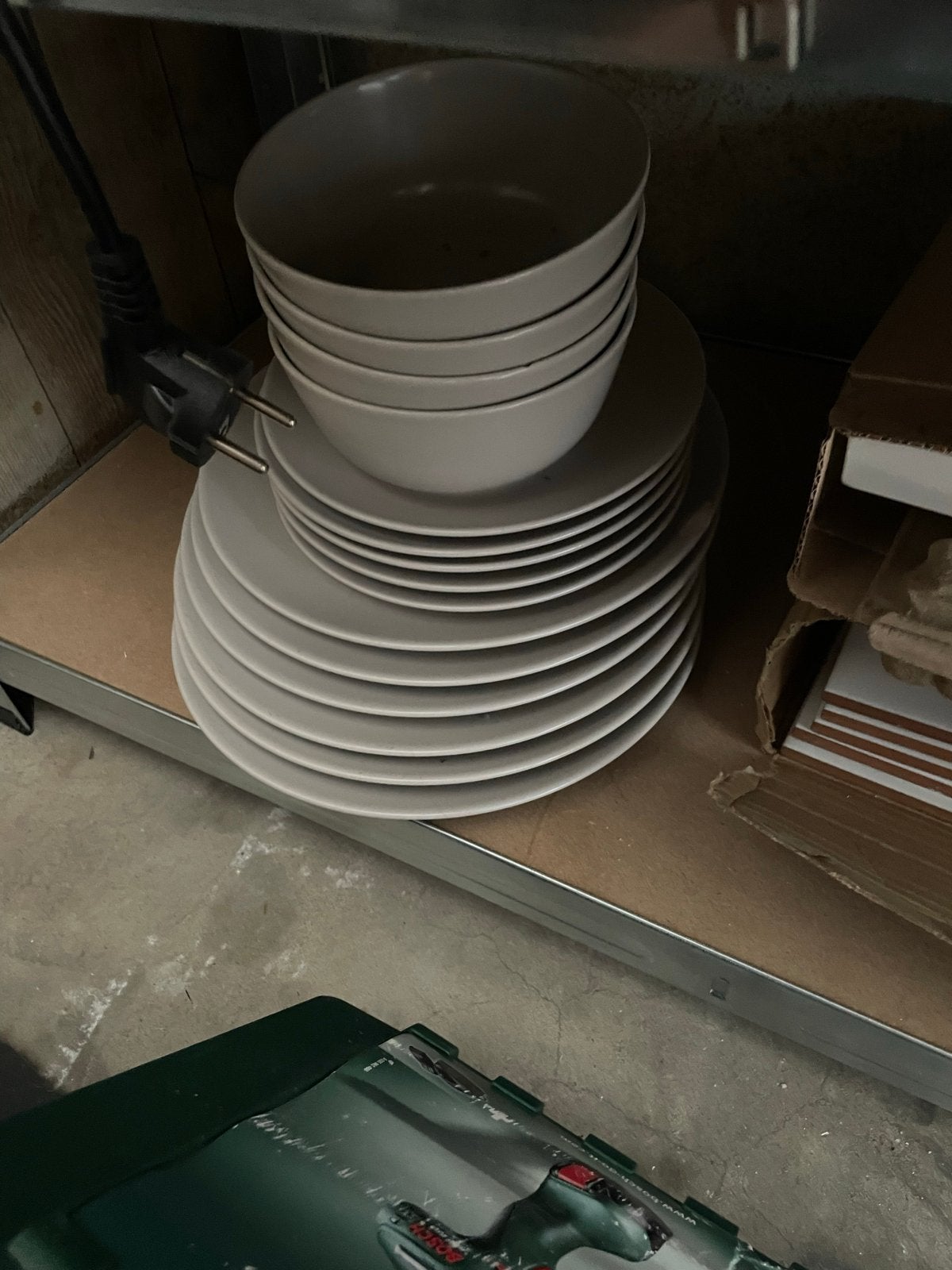 Gratis!! Servies set: borden en kommen (grijs), Ophalen, Gebruikt, Keramiek, Bord(en)