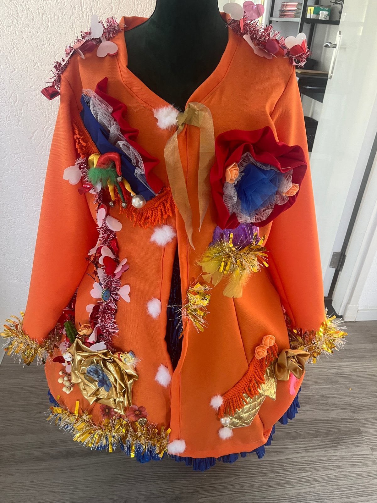 Vrolijke nieuwe exclusieve Carnavalsjas maat L/XL, Carnaval, Maat 46/48 (XL) of groter, Nieuw, Ophalen of Verzenden