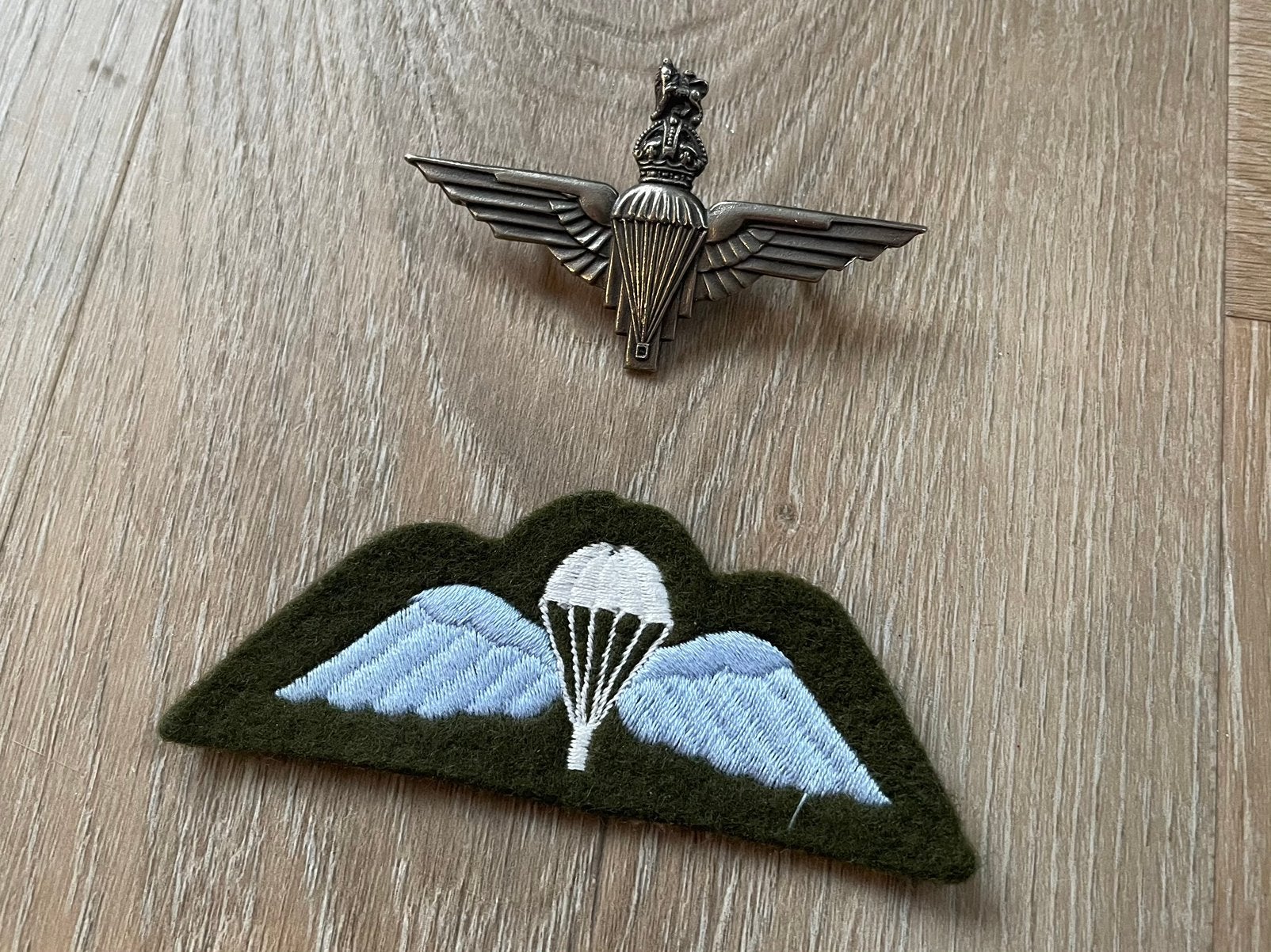 Brits repro parachutist regiment embleem en qualifing badge, Verzamelen, Militaria | Tweede Wereldoorlog, Ophalen of Verzenden