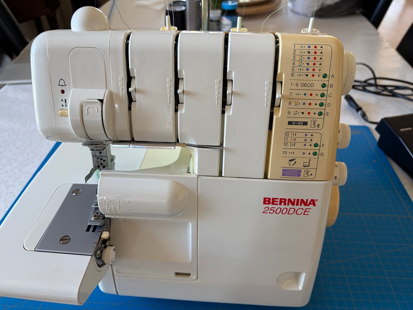 Bernina 2500DCE Overlock, Coverlock en Kettingsteekmachine, Ophalen of Verzenden, Zo goed als nieuw, Lockmachine, Bernina
