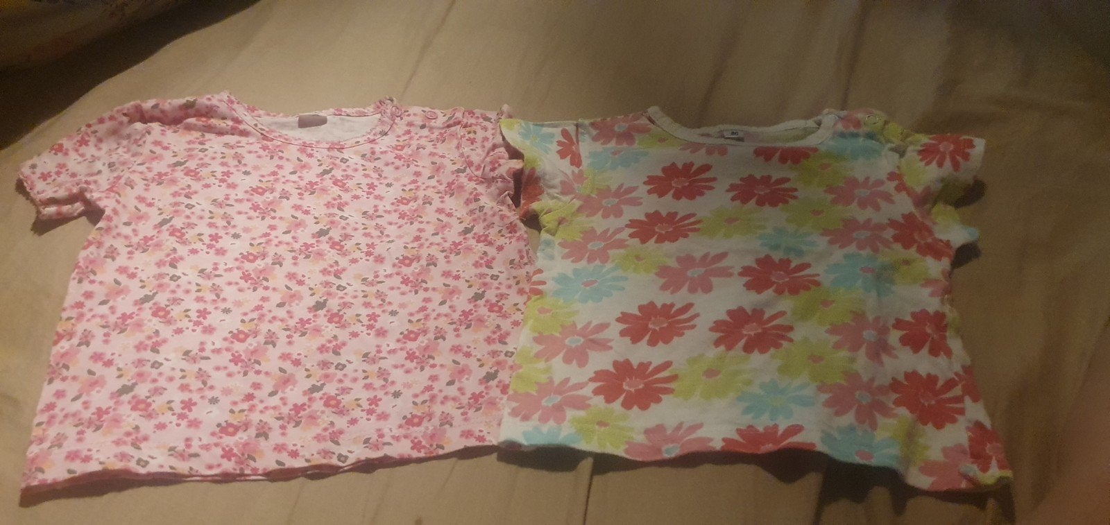 2 T-shirts maat 80 (ook passend voor 74), nooit gedragen, Kinderen en Baby's, Babykleding | Maat 80, Ophalen, Zo goed als nieuw
