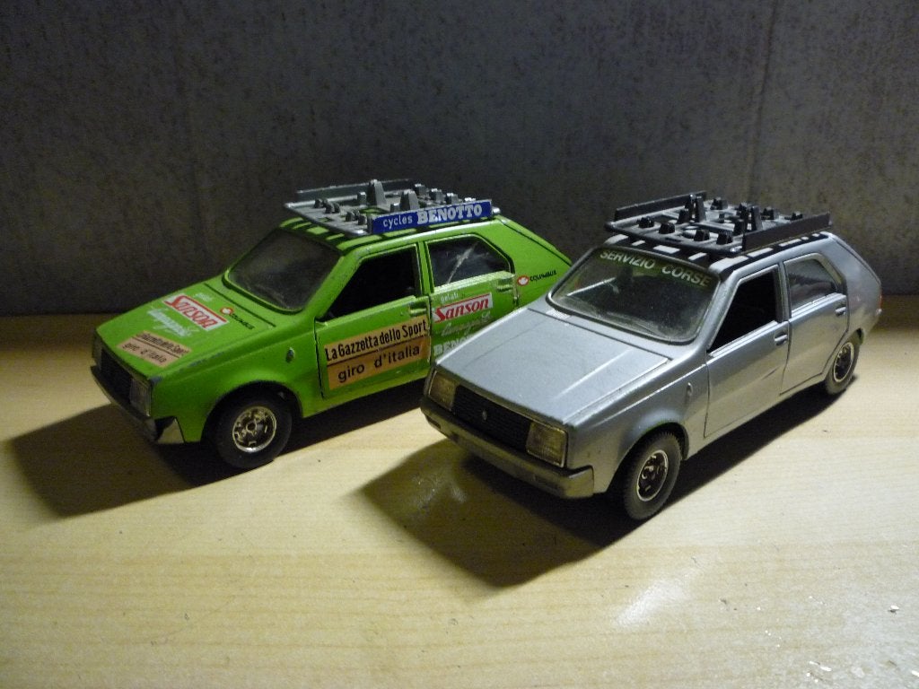 2x Renault 14 TL Giro D'Italia Burago 1:24 OPKNAPPERS, Ophalen of Verzenden, Gebruikt, Auto, Bburago