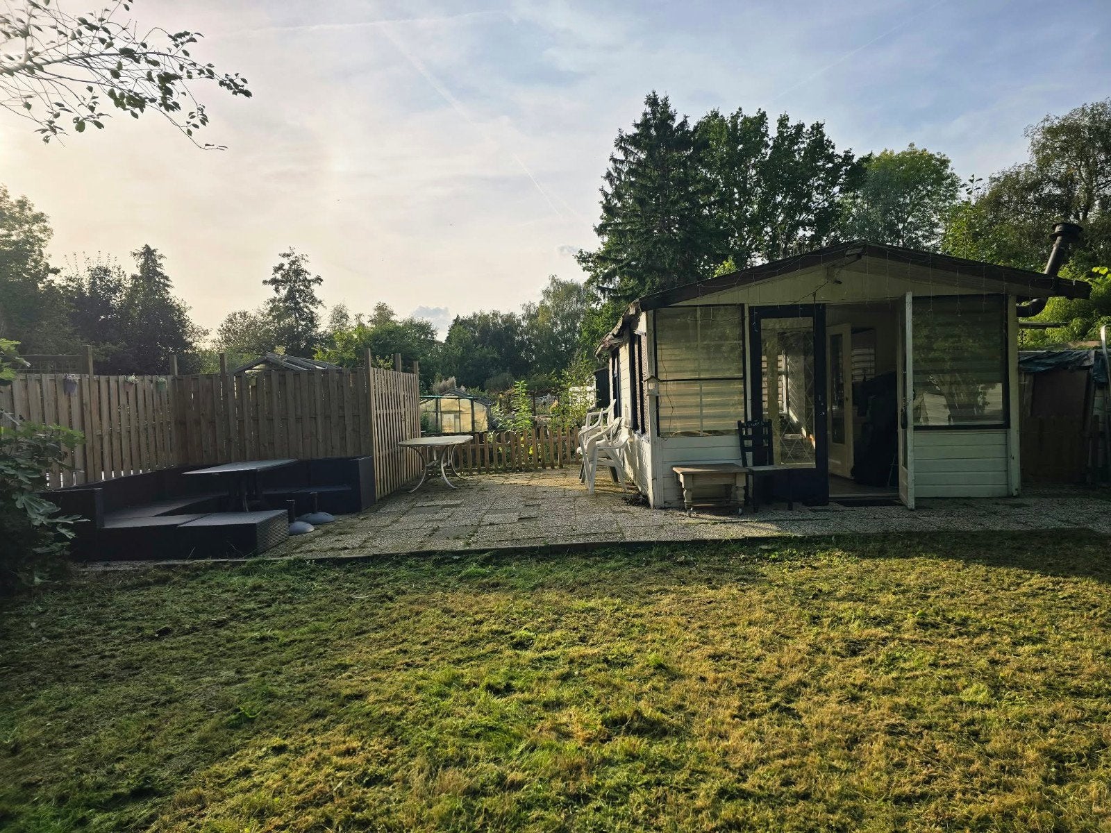 Gezellige tuinhuis met ruime tuin plus tuinkas en speeltoest, Tuin en Terras, Ophalen, Tuinhuis, Zo goed als nieuw, Met overkapping