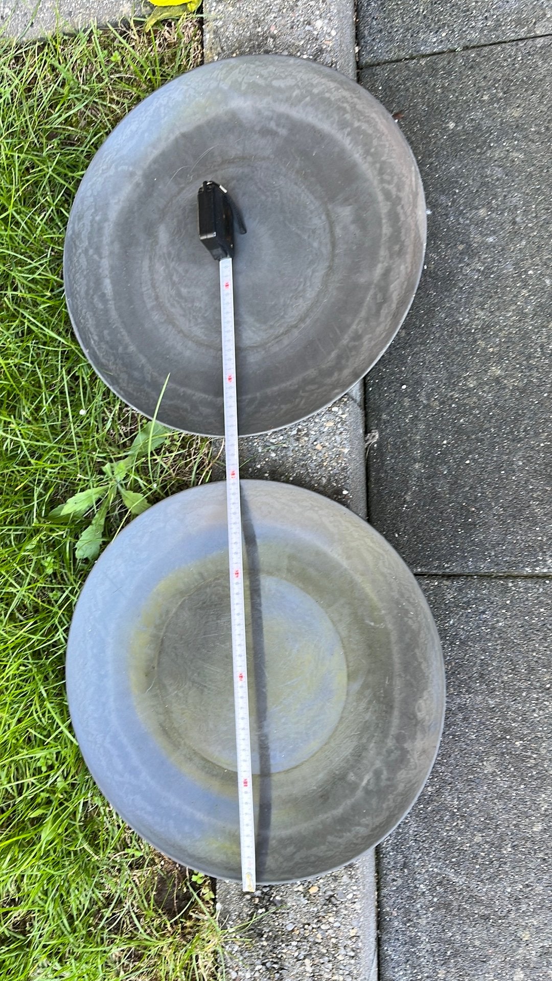 Twee schalen- ( onder) borden grijs 40 cm, Ophalen of Verzenden, Zo goed als nieuw, Grijs