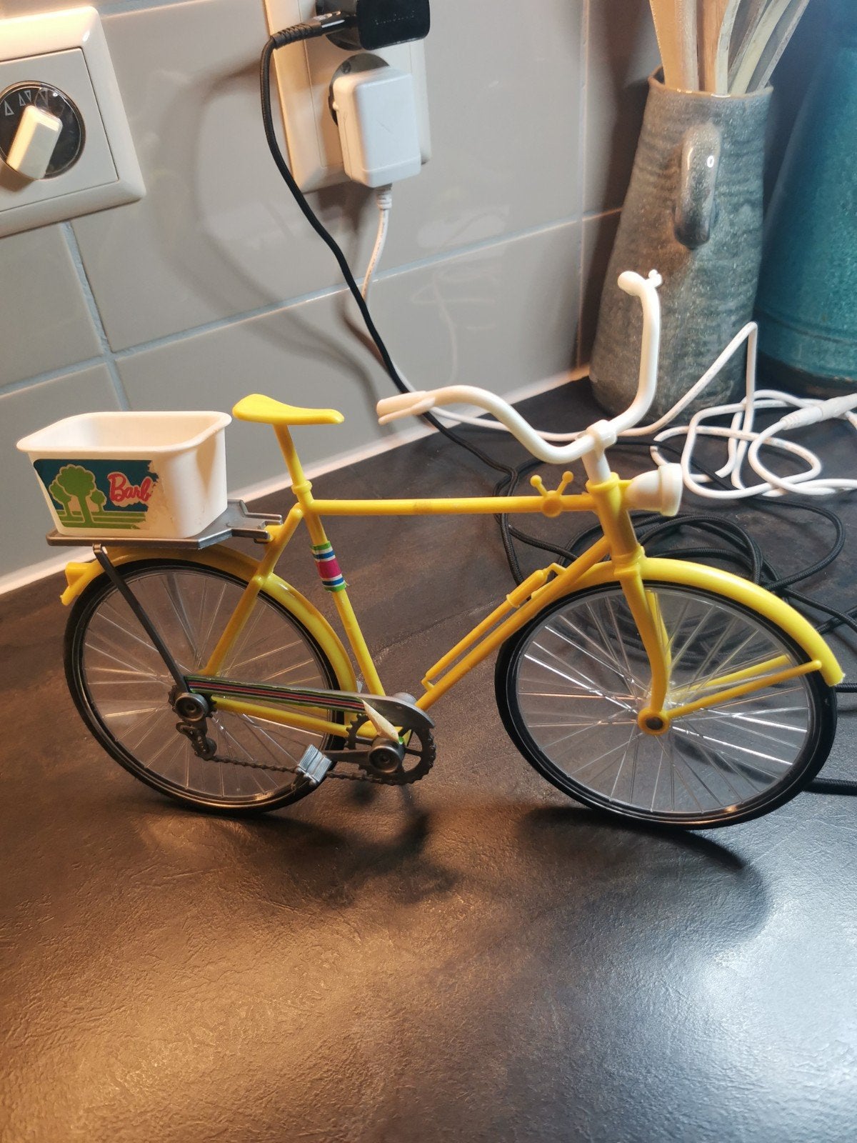 Vintage gele miniatuurfiets met mandje - Decoratie, Ophalen of Verzenden, Gebruikt, Jongen of Meisje