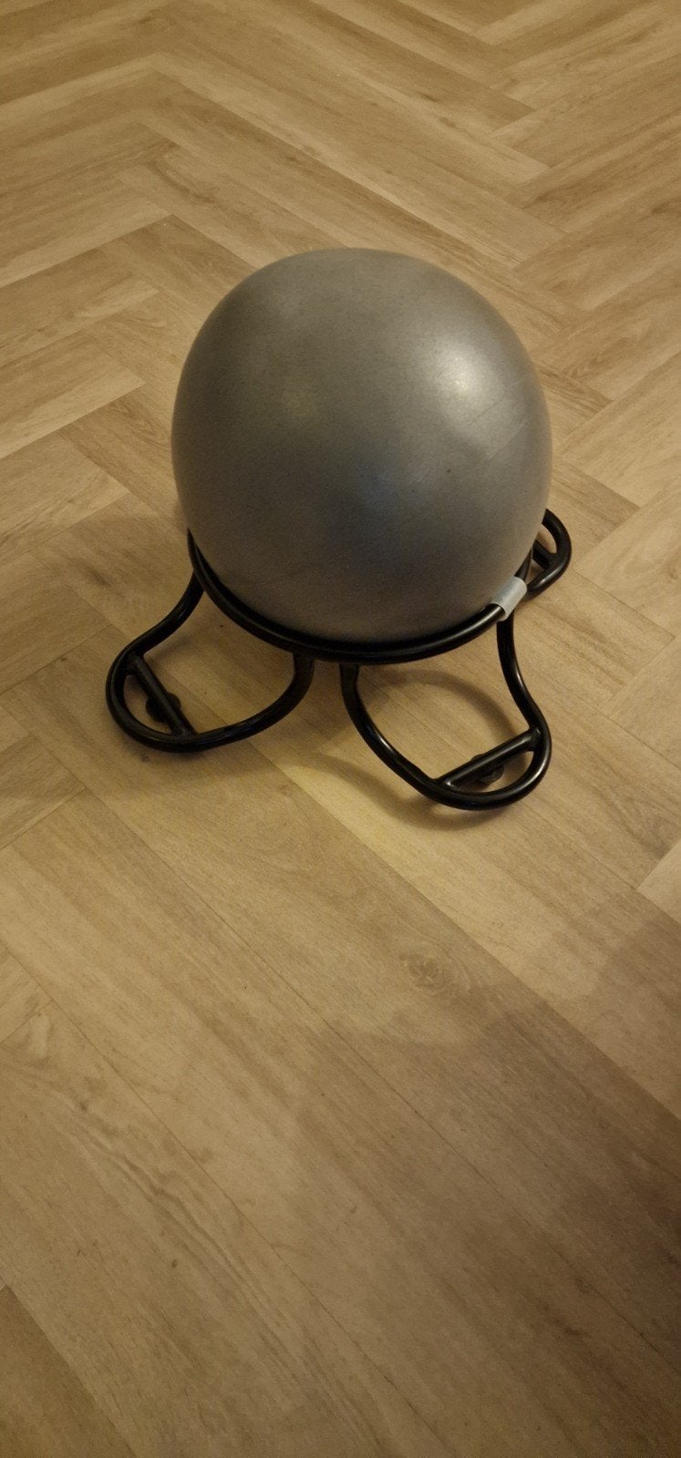 Zitbal met standaard - Grijs, Sport en Fitness, Fitnessmaterialen, Ophalen of Verzenden, Zo goed als nieuw, Buik, Fitnessbal