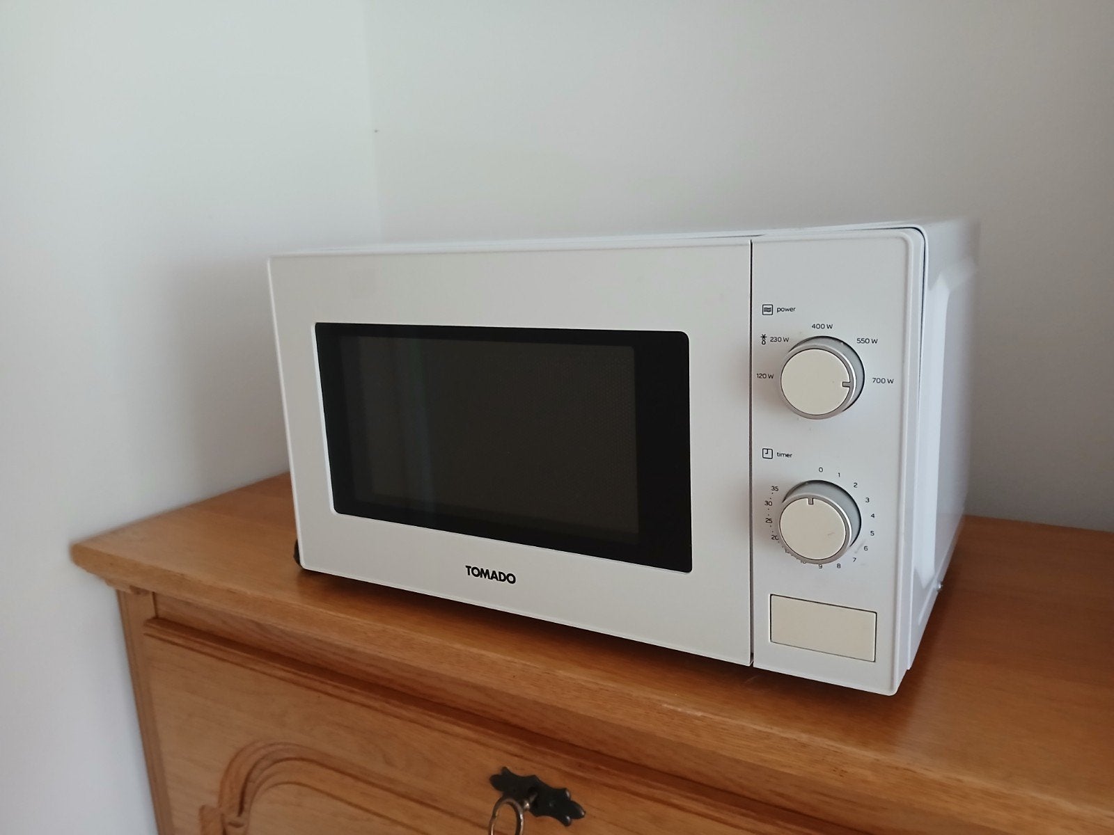 Tomado TMS2003W/01 Magnetron - Wit, 700W, Gebruikt, Ophalen of Verzenden, Magnetron, Draaiplateau