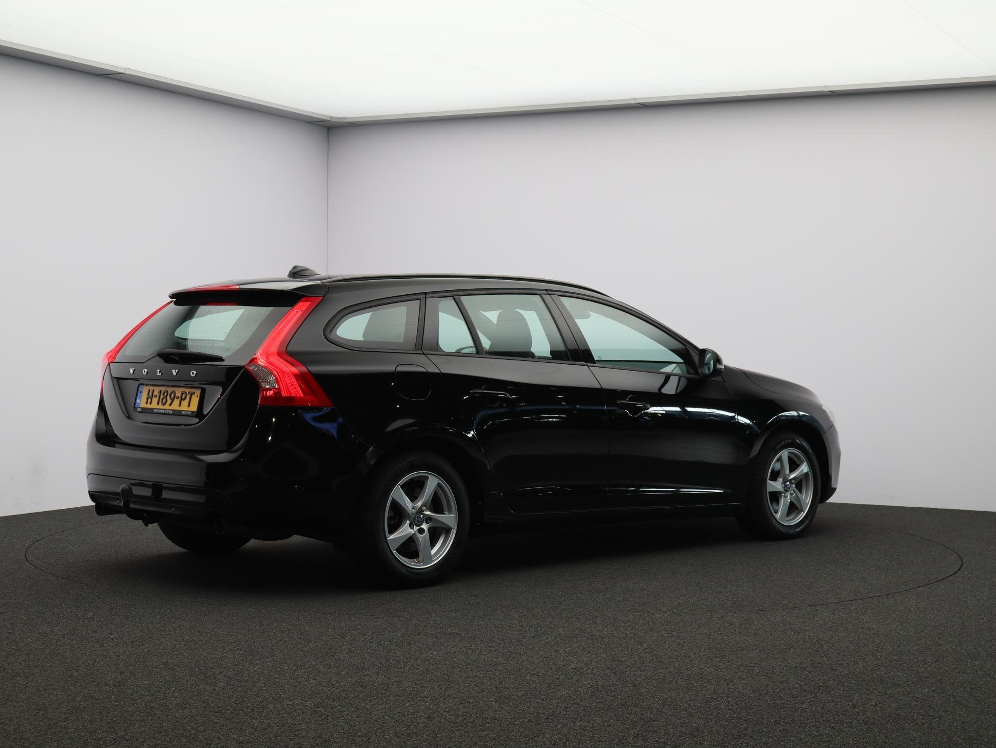 Volvo V60 2.0 T3 150PK Nordic / Parkeerverwarming / Trekhaak, Auto's, Stof, Gebruikt, Euro 6, 4 cilinders