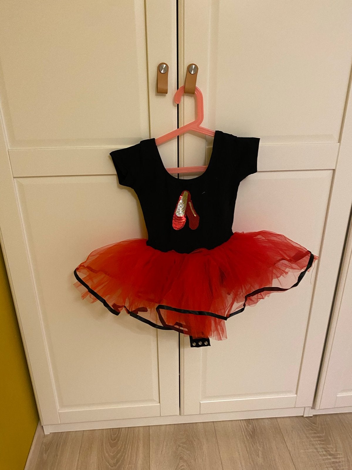 Zwart balletpakje met rode tutu en balletschoentjes, Ophalen of Verzenden, Nieuw, 104 of kleiner, Meisje