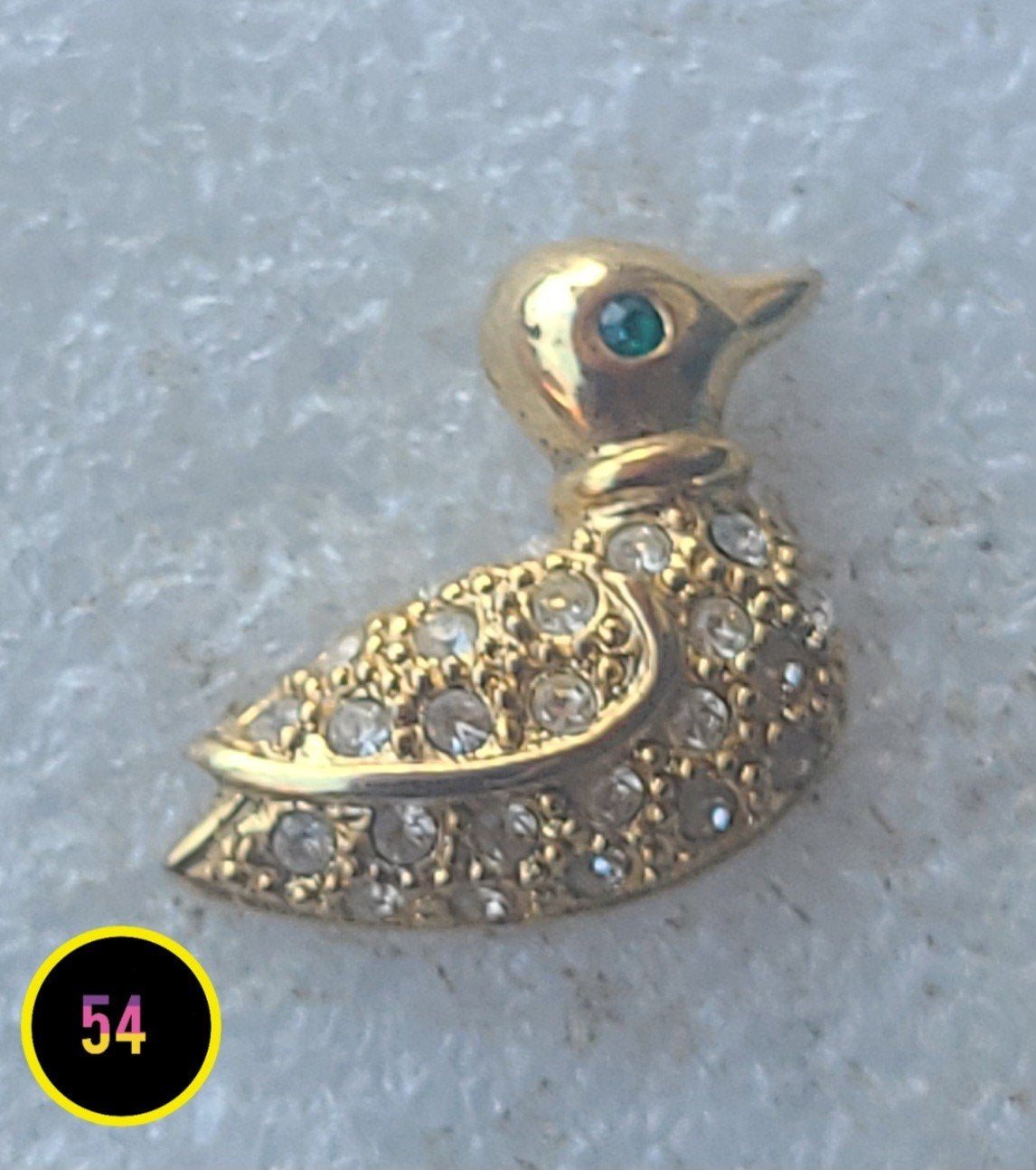 Vintage gouden eendje broche met strass en groen oogje, Overige materialen, Gebruikt, Verzenden, Minder dan 4 cm