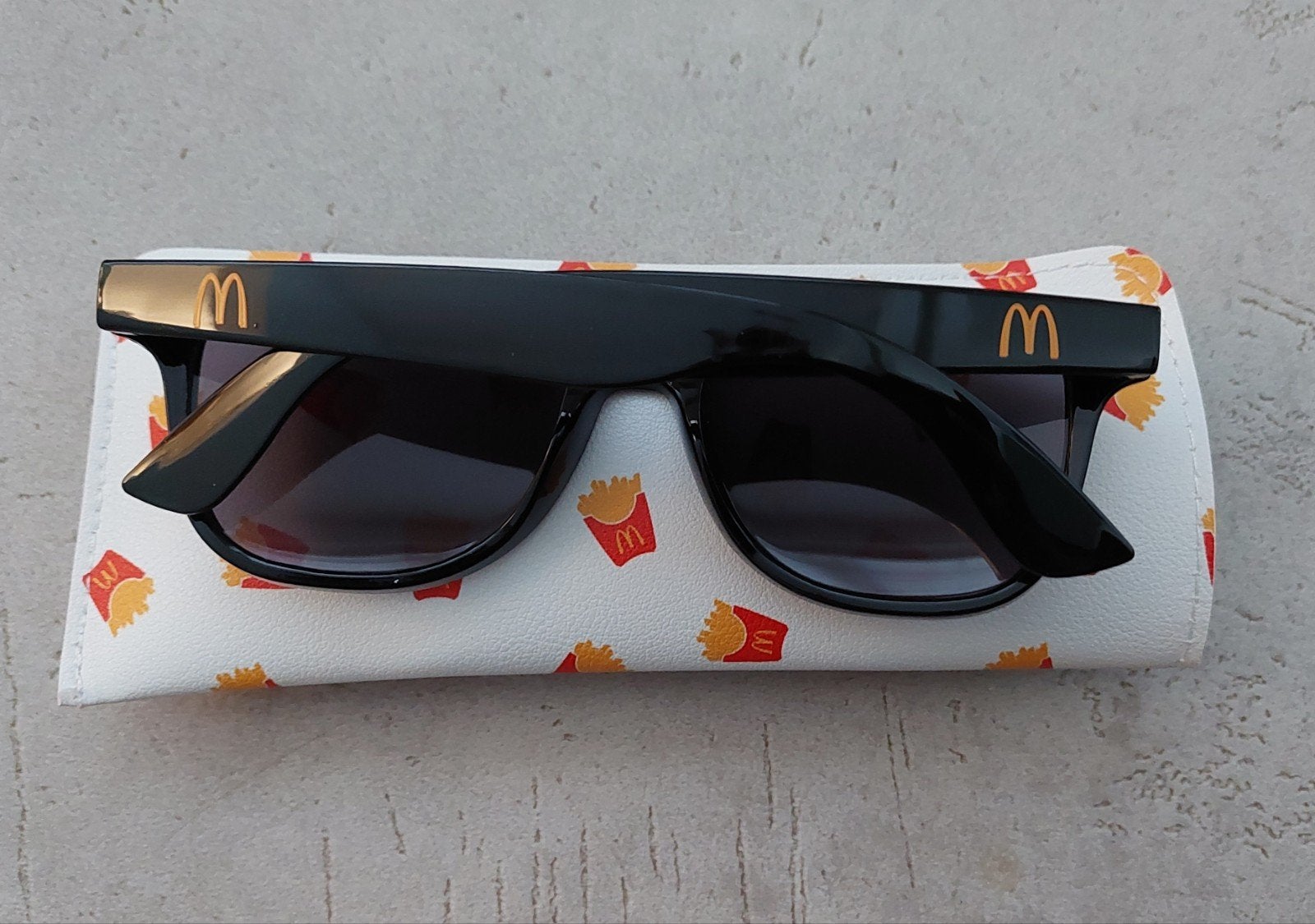 McDonald's zonnebril met frietjes hoesje, Ophalen of Verzenden, Nieuw
