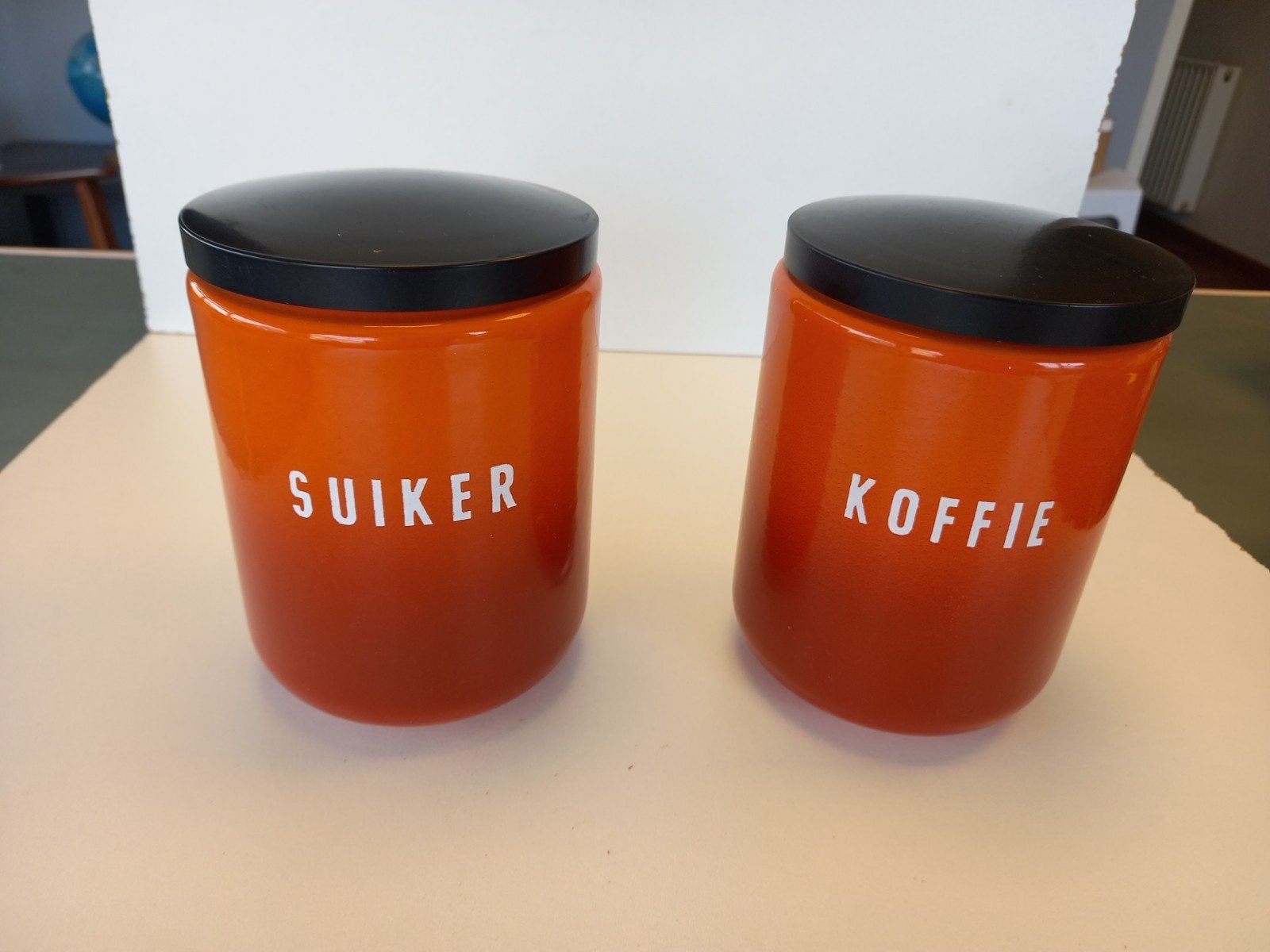 Oranje bussen uit jaren vijftig.
Stevige bussen met zwarte d, Antiek en Kunst, Antiek | Emaille, Ophalen of Verzenden