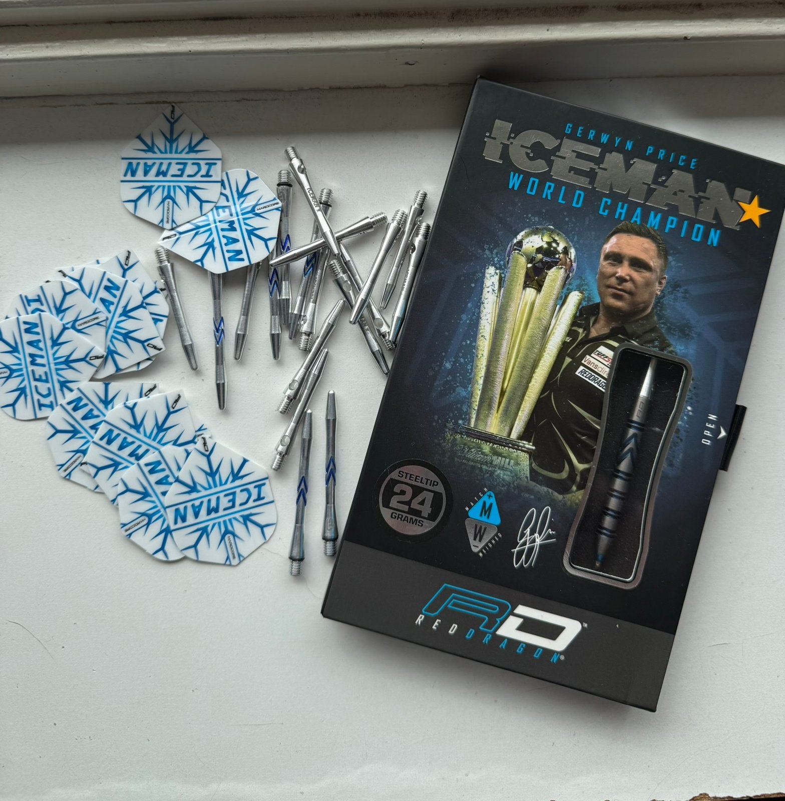Gerwyn Price 24G + extra’s, Sport en Fitness, Ophalen of Verzenden, Zo goed als nieuw, Pijlen