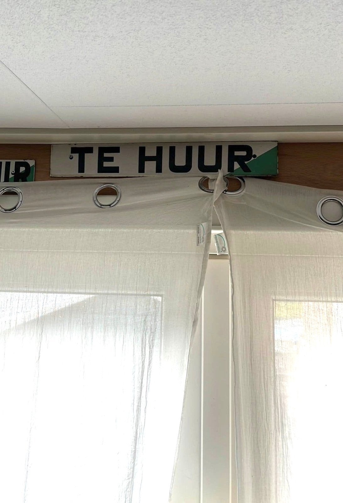 2 oude emaille bordjes “te huur & te koop of te huur