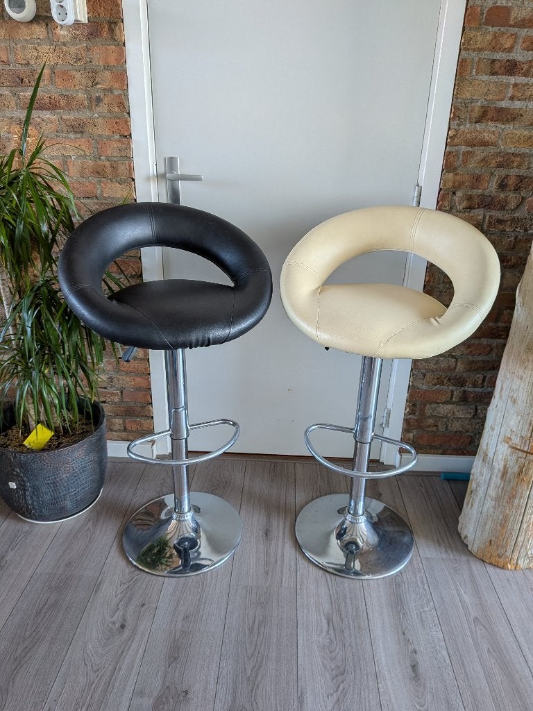 2 bar krukken, verstelbare en draaibare stoelen beige/zwart, Huis en Inrichting, Barkrukken, Gebruikt, 60 tot 90 cm, Ophalen of Verzenden
